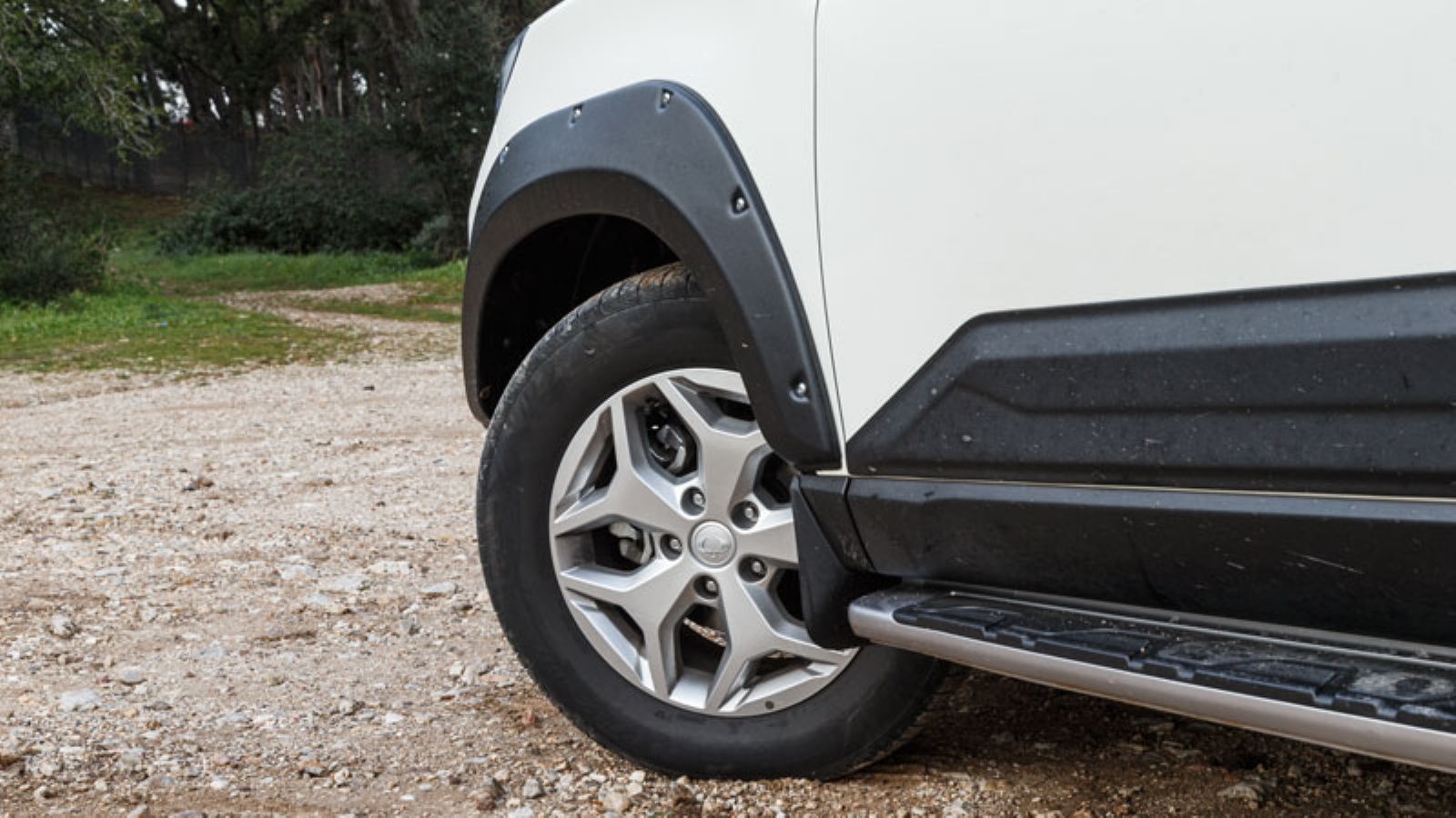 Τα σκαλοπάτια και η εμπρόσθια αριστερή ζάντα του KGM Musso Grand