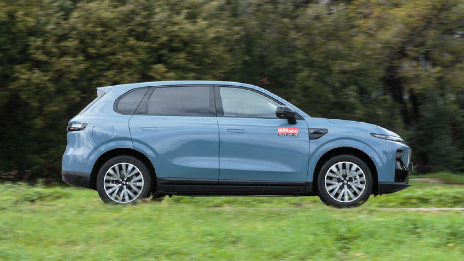 Το Leapmotor B10 Pro Max εν κινήσει, από την δεξιά πλευρά