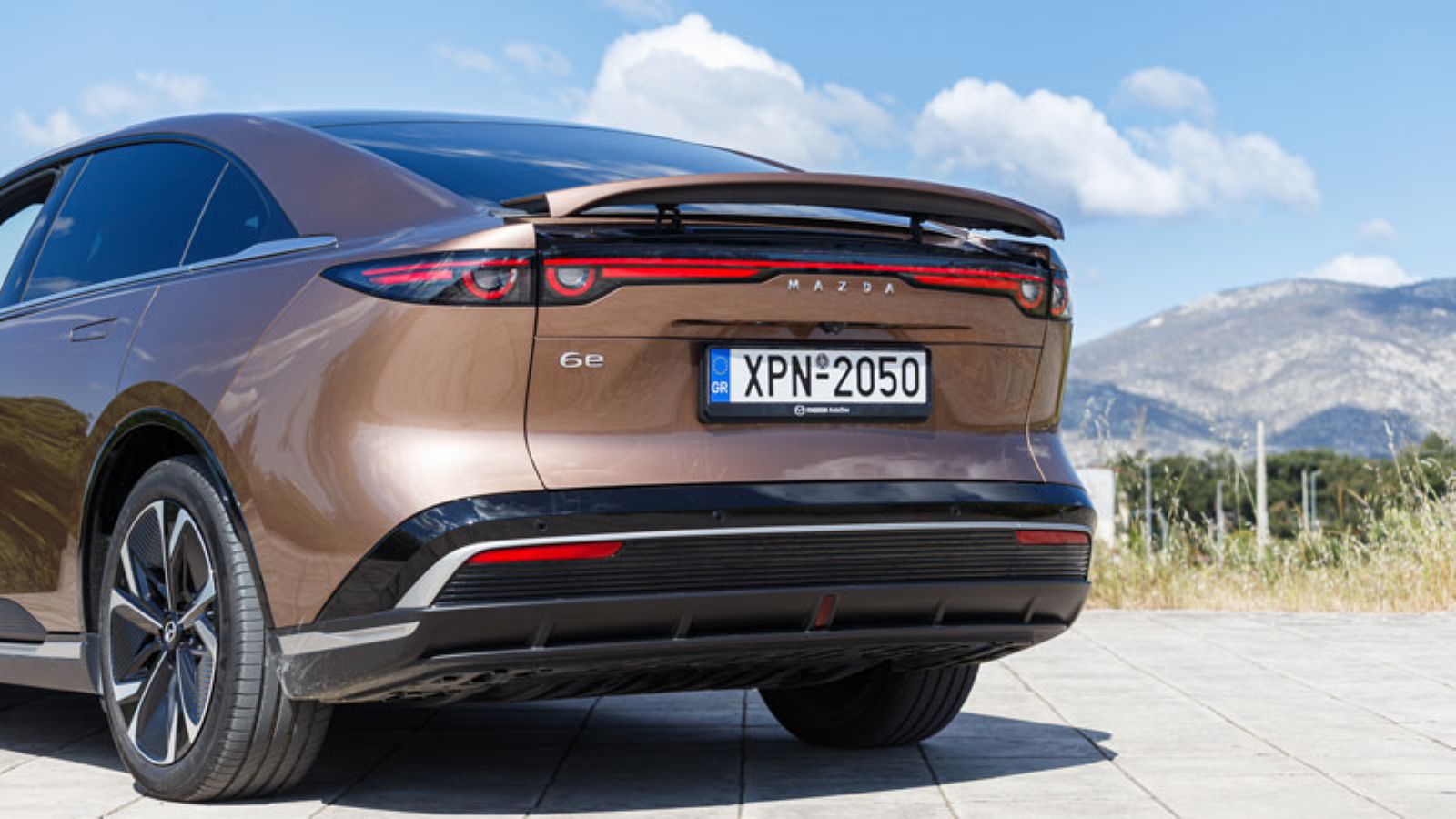 Το πίσω μέρος του Mazda 6e με τη ρυθμιζόμενη αεροτομή σε όρθια θέση