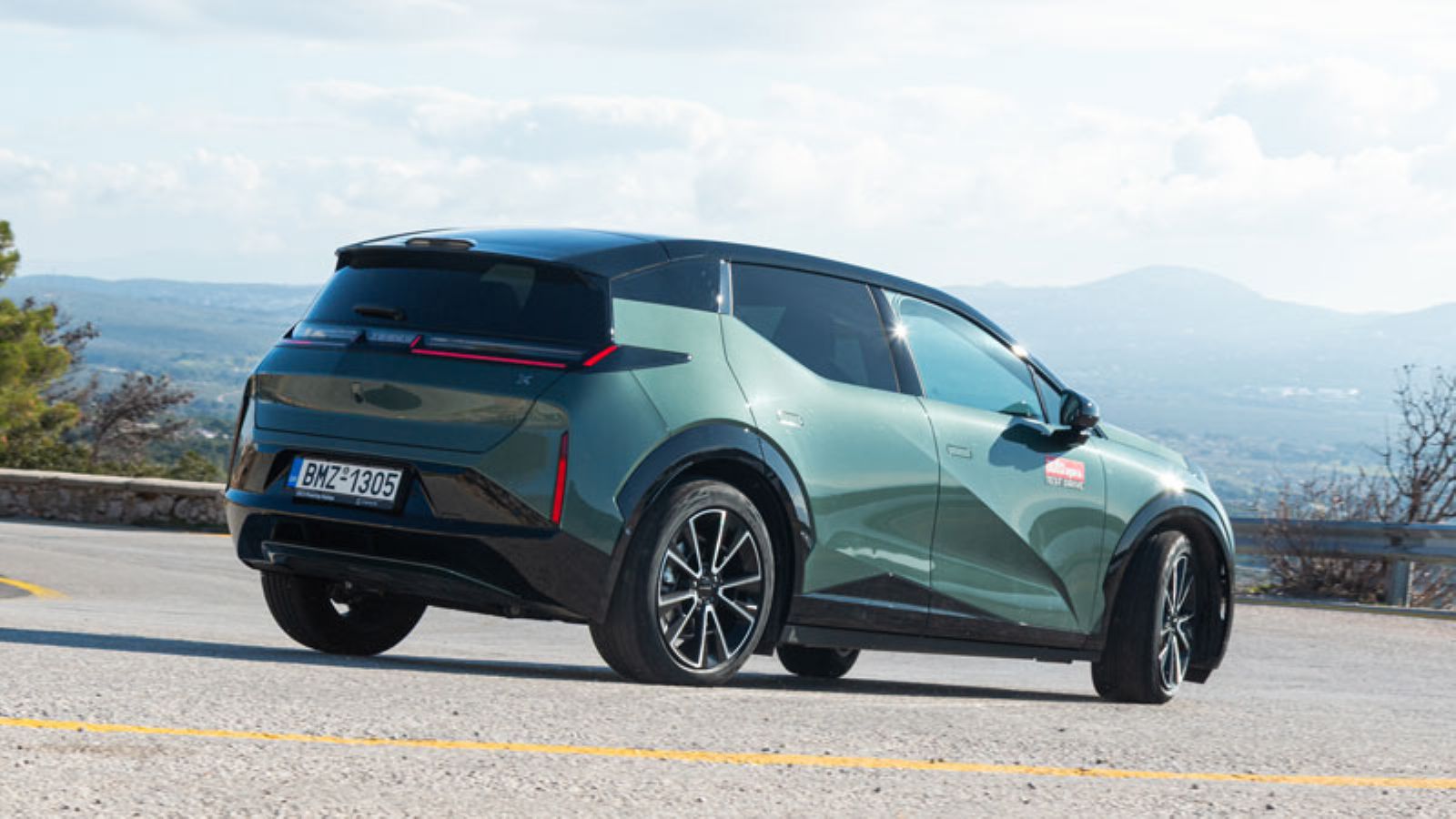 Το Zeekr X από πίσω σε στροφή, δεξιά γωνία