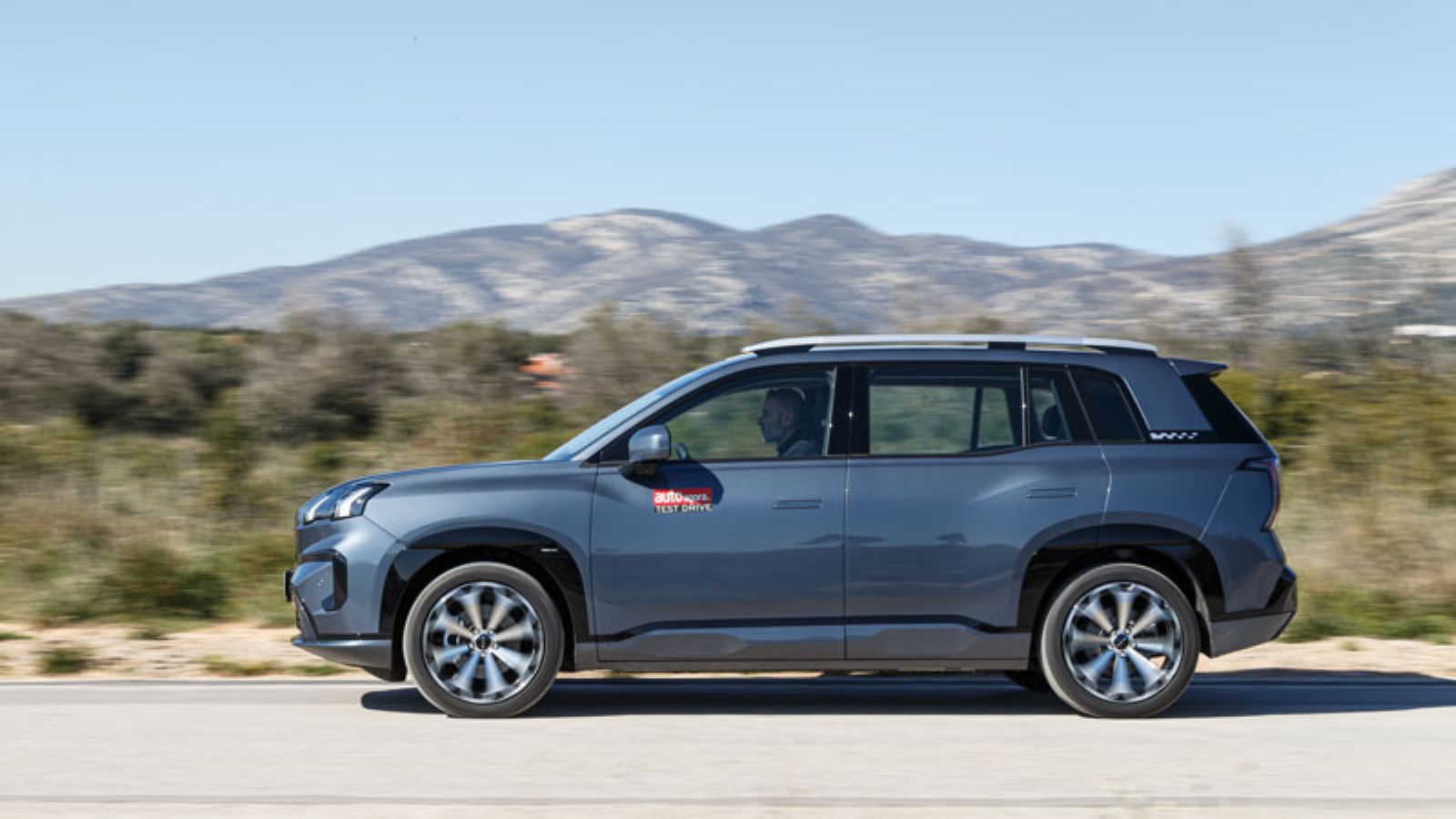 Το AION V εν κινήσει, από την αριστερή πλευρά