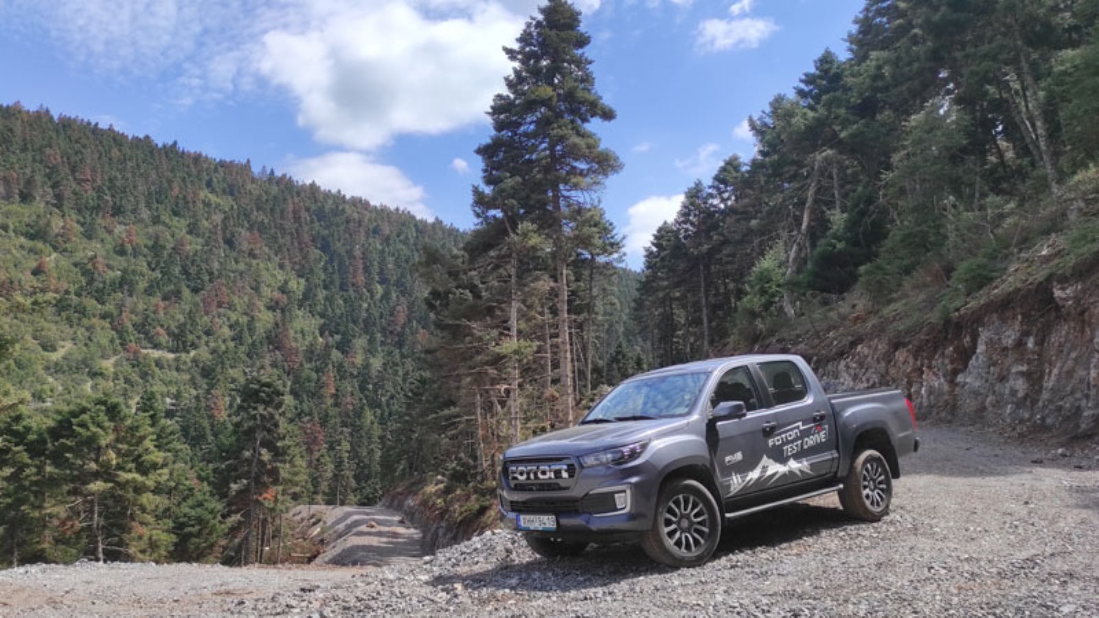 Στην άσφαλτο είναι άνετο και σταθερό, έχει καλές εκτός δρόμου ικανότητες, τετρακίνηση και «αργά»