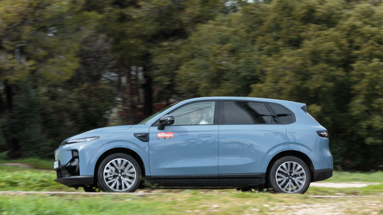 Το Leapmotor B10 Pro Max εν κινήσει από την αριστερή πλευρά