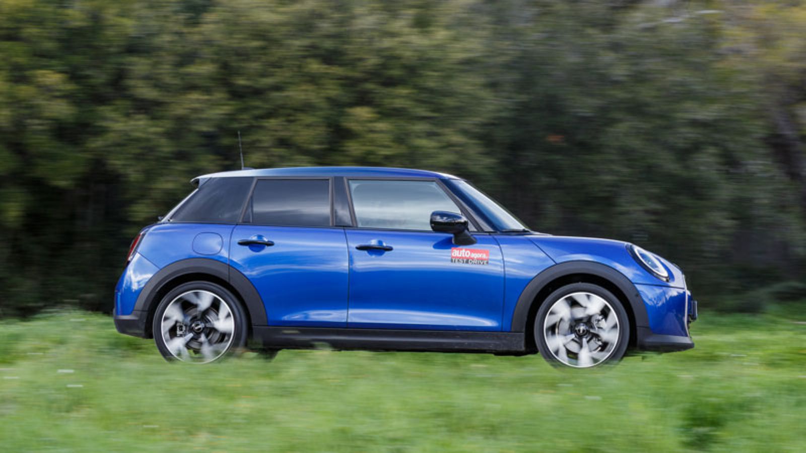 Το MINI Cooper 5D εν κινήσει από το πλάι, δεξιά πλευρά