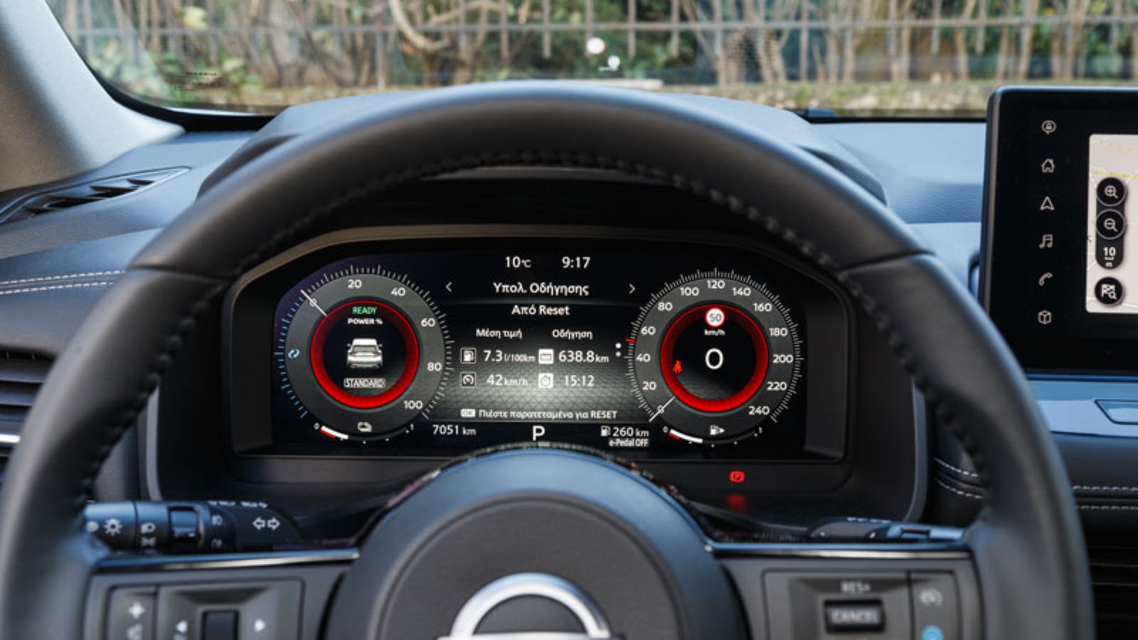 Ο ψηφιακός πίνακας οργάνων είναι 12,3 ιντσών και προσφέρει κάτι παραπάνω από αρκετές πληροφορίες, με τα γραφικά του να μπορούν να αλλάξουν σύμφωνα με 