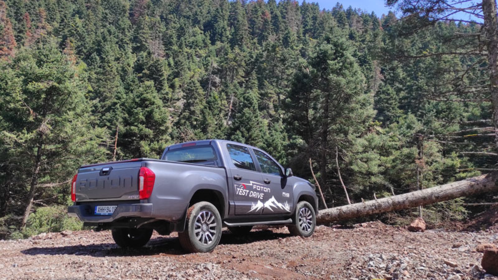 Στην άσφαλτο είναι άνετο και σταθερό, έχει καλές εκτός δρόμου ικανότητες, τετρακίνηση και «αργά»