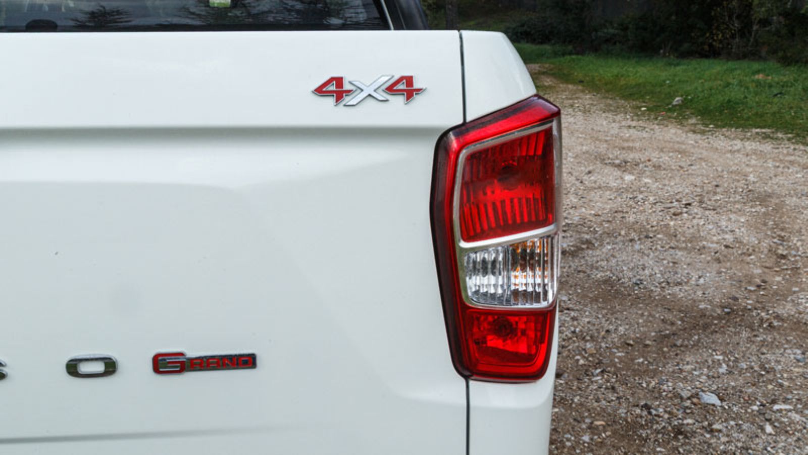 Τα πίσω φανάρια του KGM Musso Grand