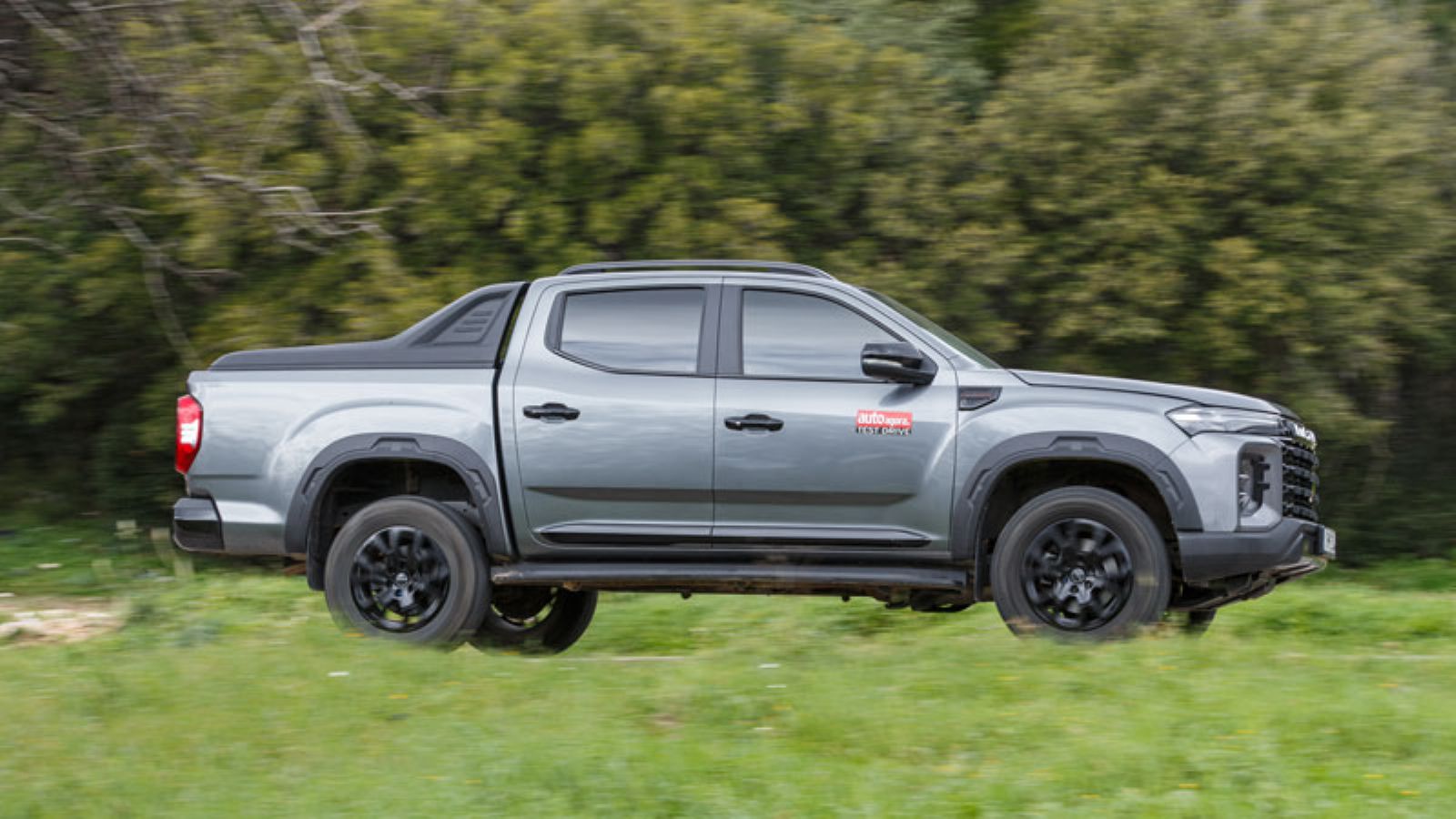 Το Maxus T60 Max εν κινήσει, από το πλάι, δεξιά πλευρά