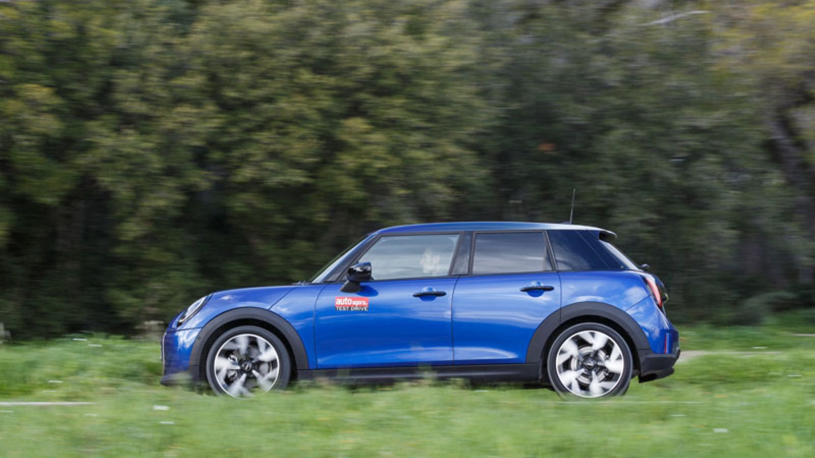 Το MINI Cooper 5D εν κινήσει από το πλάι, αριστερή πλευρά