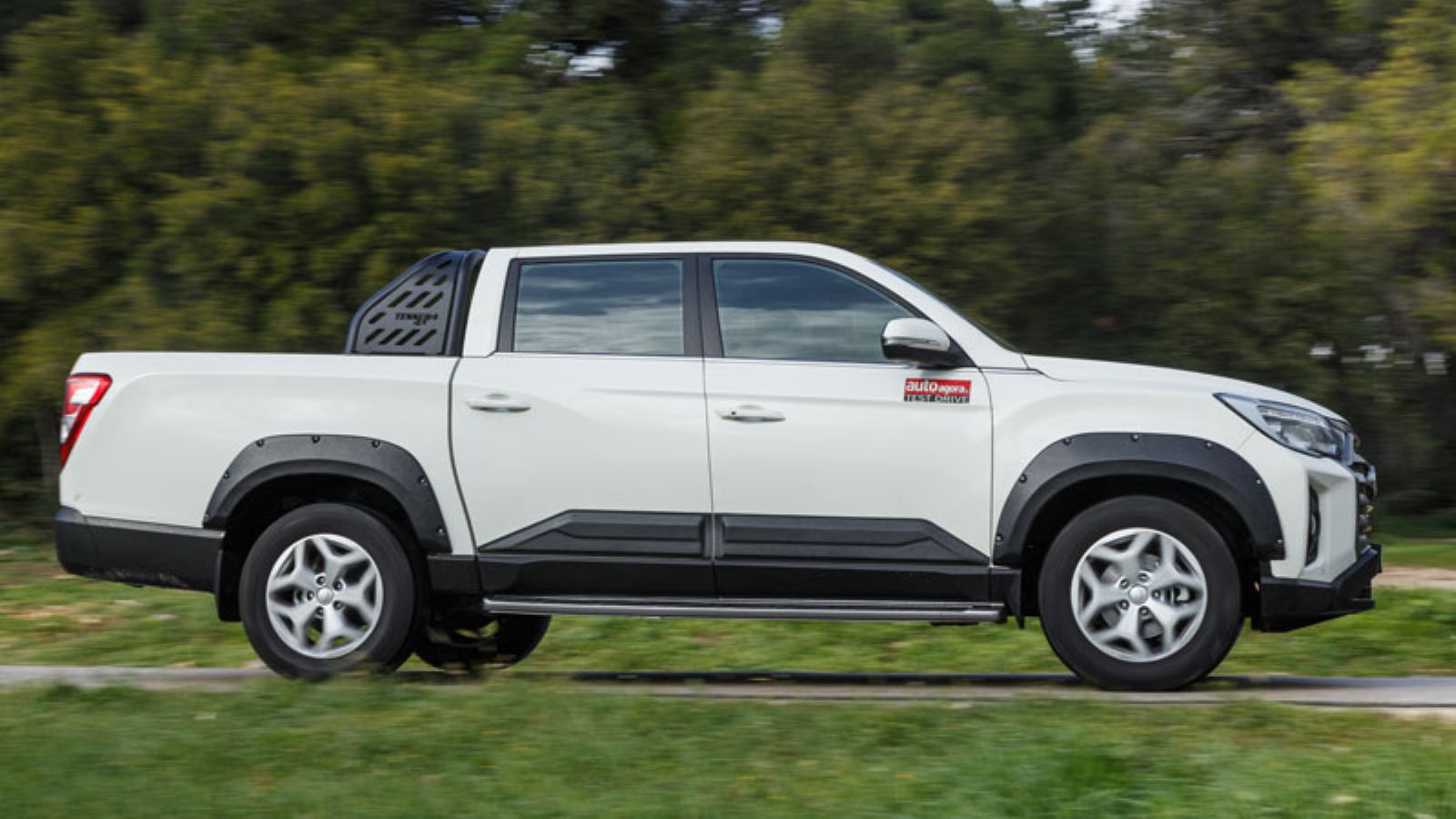 Το KGM Musso Grand εν κινήσει από το πλάι, δεξιά πλευρά