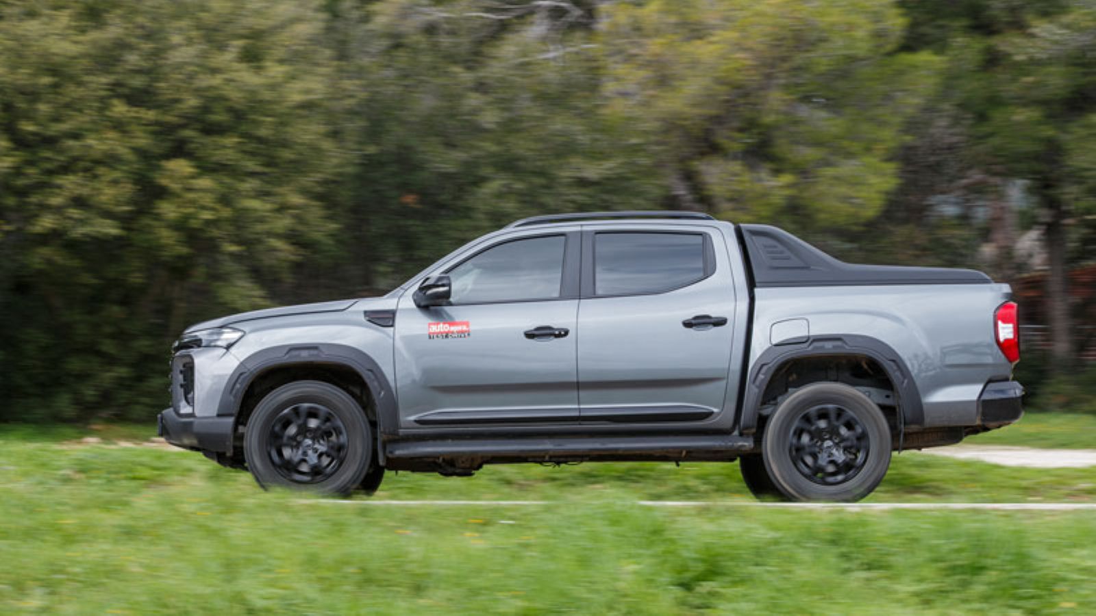 Το Maxus T60 Max εν κινήσει, από το πλάι, αριστερή πλευρά