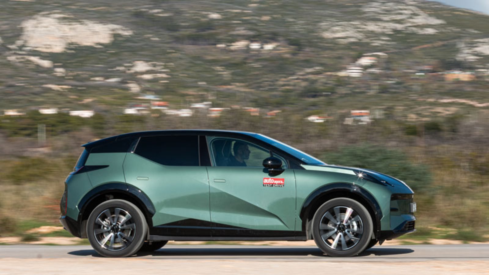 Το Zeekr X από το πλάι, δεξιά πλευρά