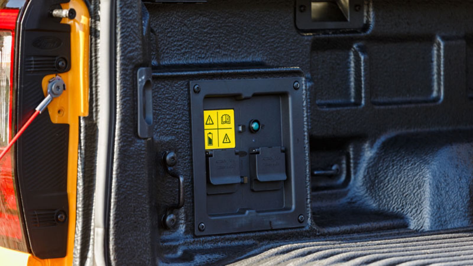 Οι πρίζες για παροχή ρεύματος σε εξωτερικές συσκευές στο χώρο φόρτωσης του Ford Ranger PHEV