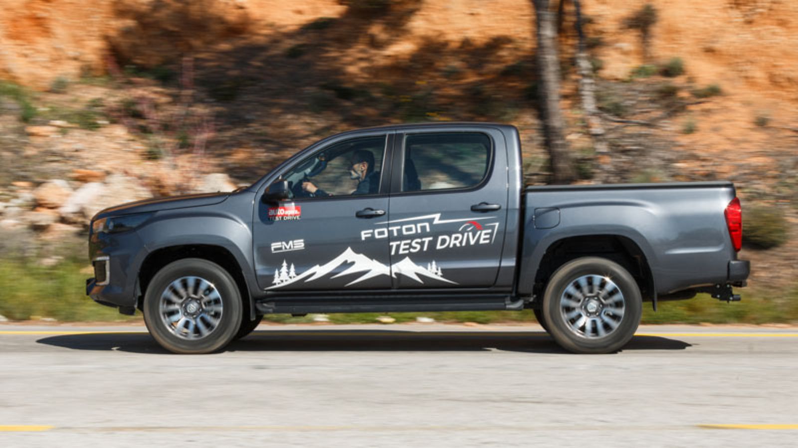 Στην άσφαλτο είναι άνετο και σταθερό, έχει καλές εκτός δρόμου ικανότητες, τετρακίνηση και «αργά»