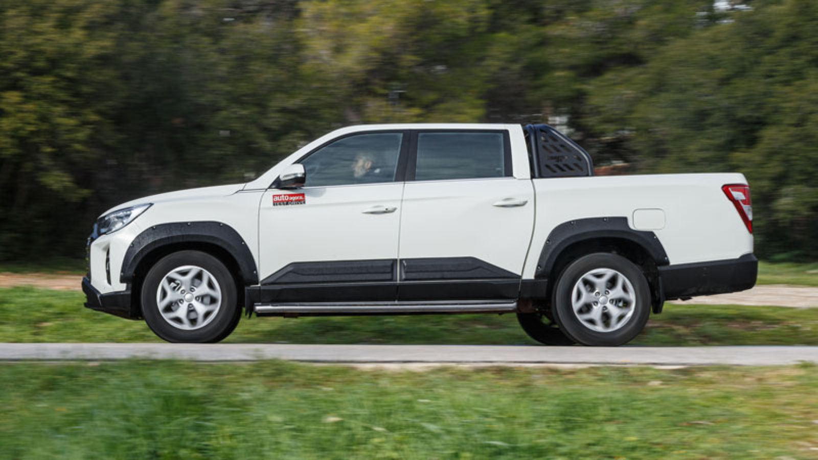 Το KGM Musso Grand εν κινήσει από το πλάι, αριστερή πλευρά.