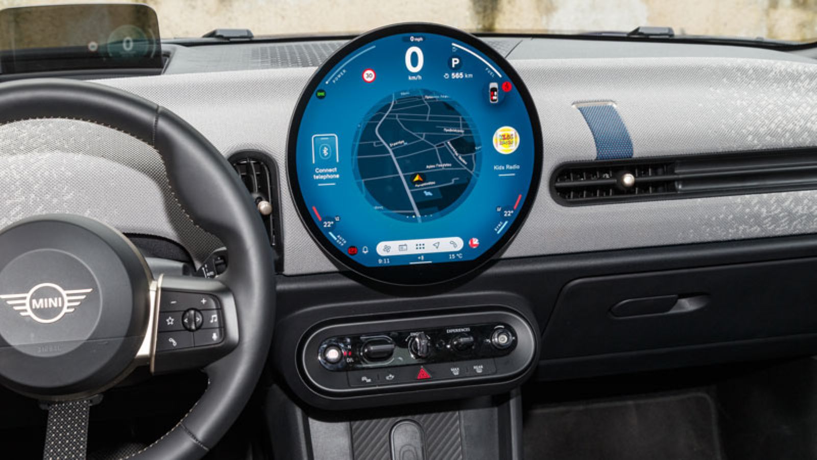 Η οθόνη infotainment στο κέντρο του ταμπλό του MINI Cooper