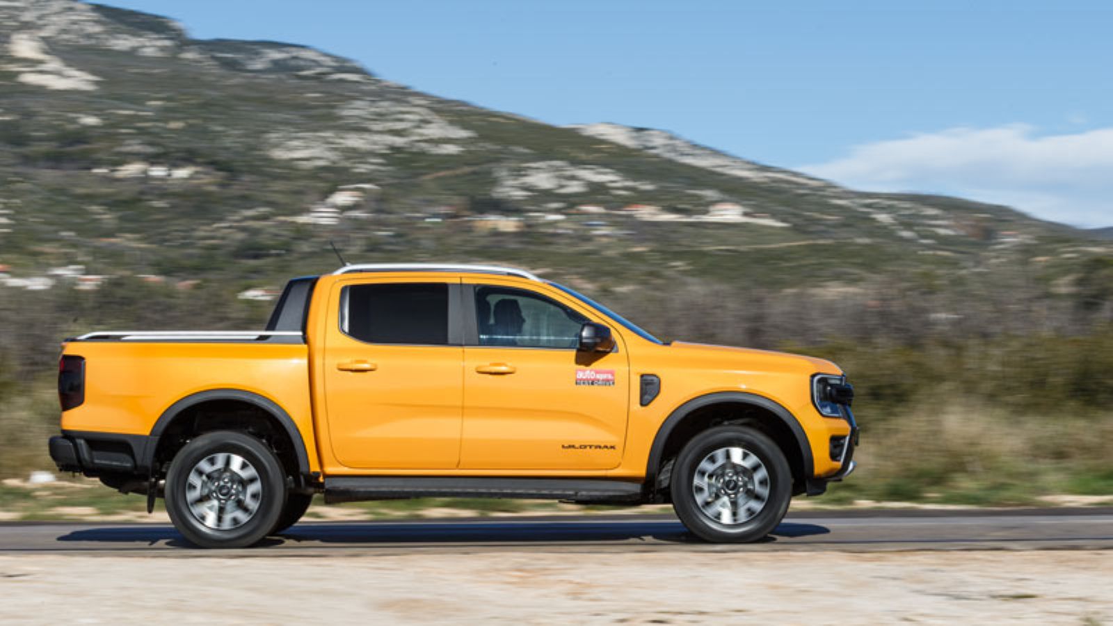 Το Ford Ranger PHEV εν κινήσει από το πλάι, δεξιά πλευρά
