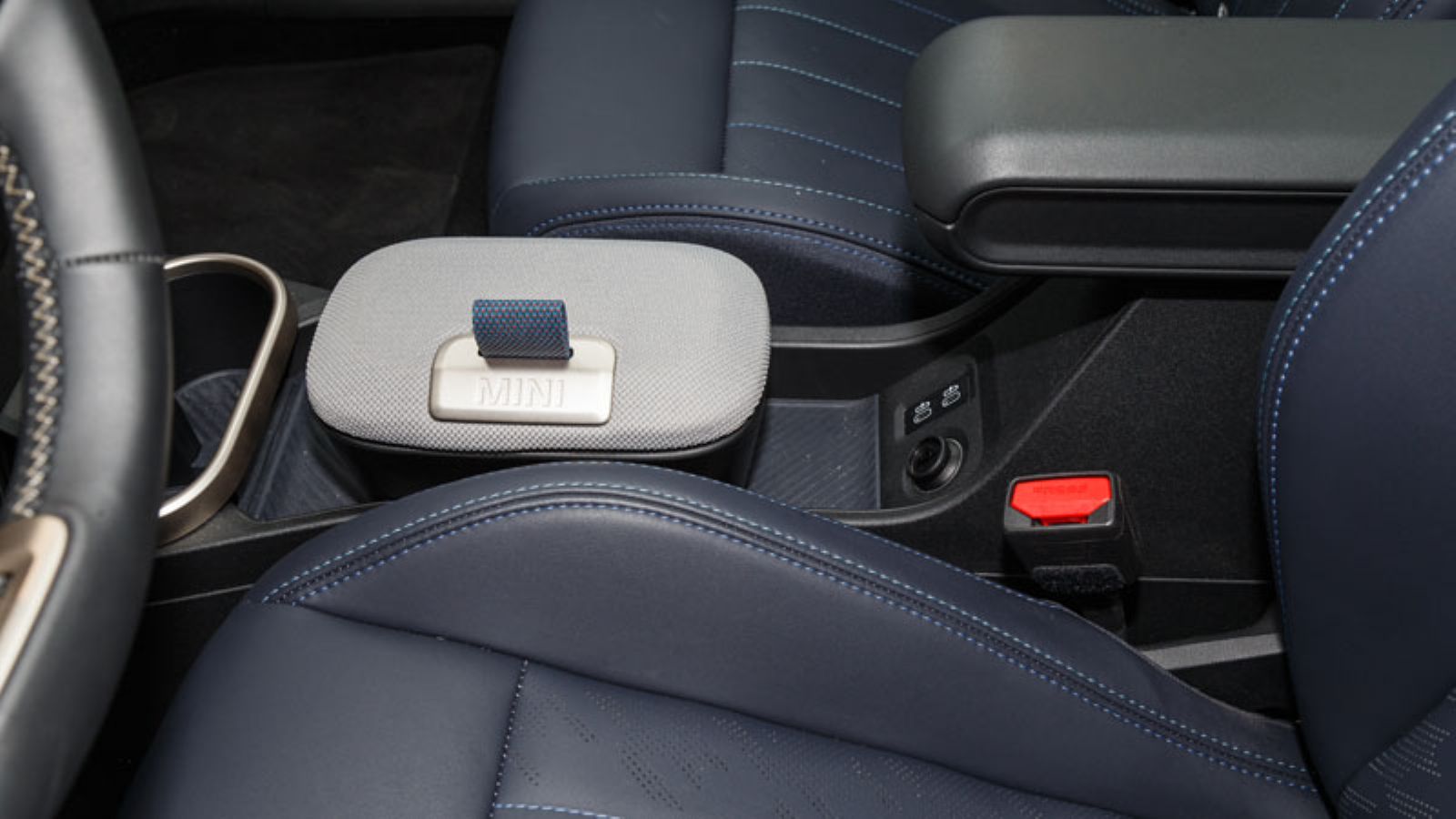 Η κεντρική κονσόλα του MINI Cooper, με χώρο για μικροαντικείμενα που κλείνει με καπάκι