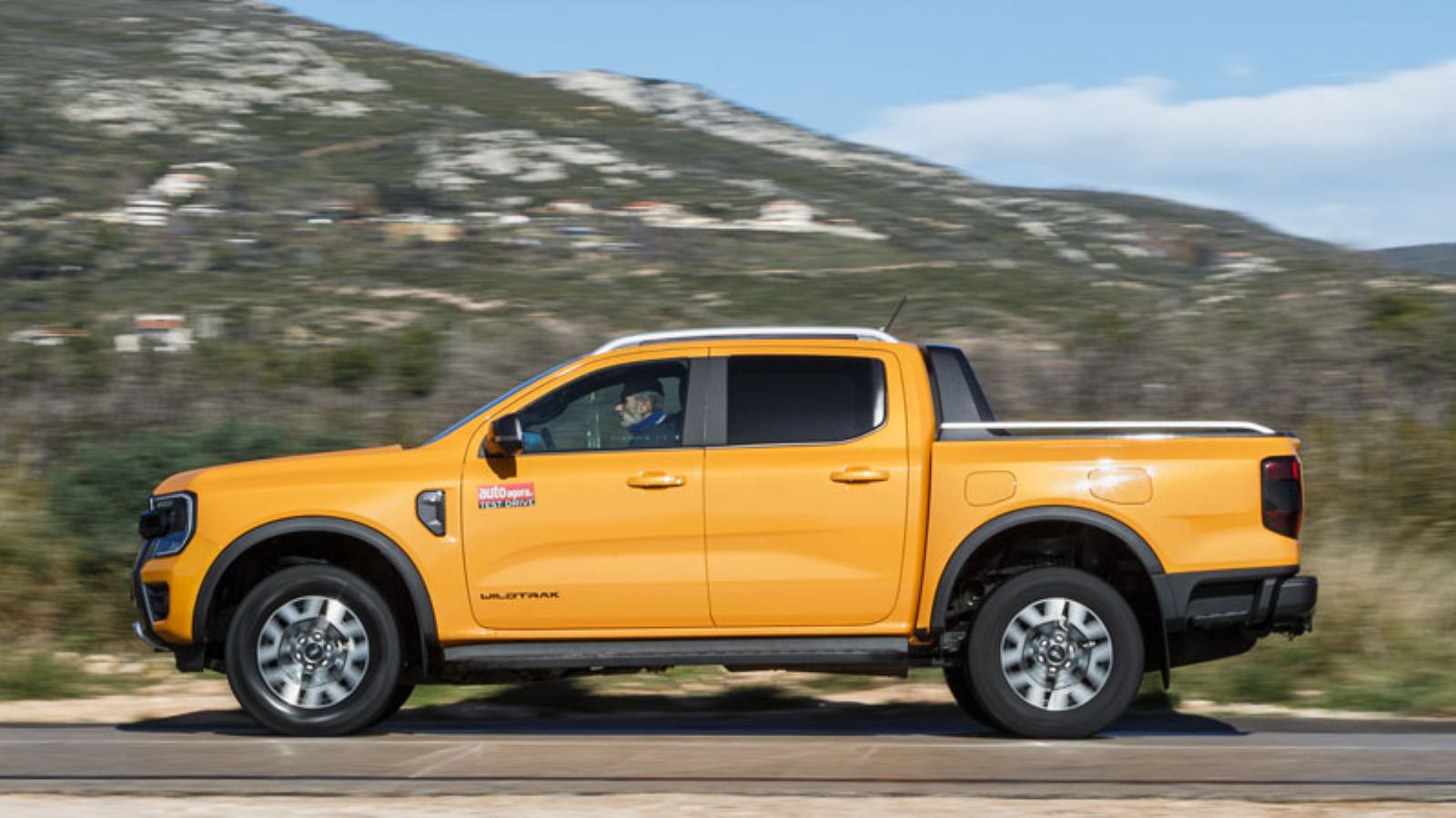 Το Ford Ranger PHEV εν κινήσει από το πλάι, αριστερή πλευρά