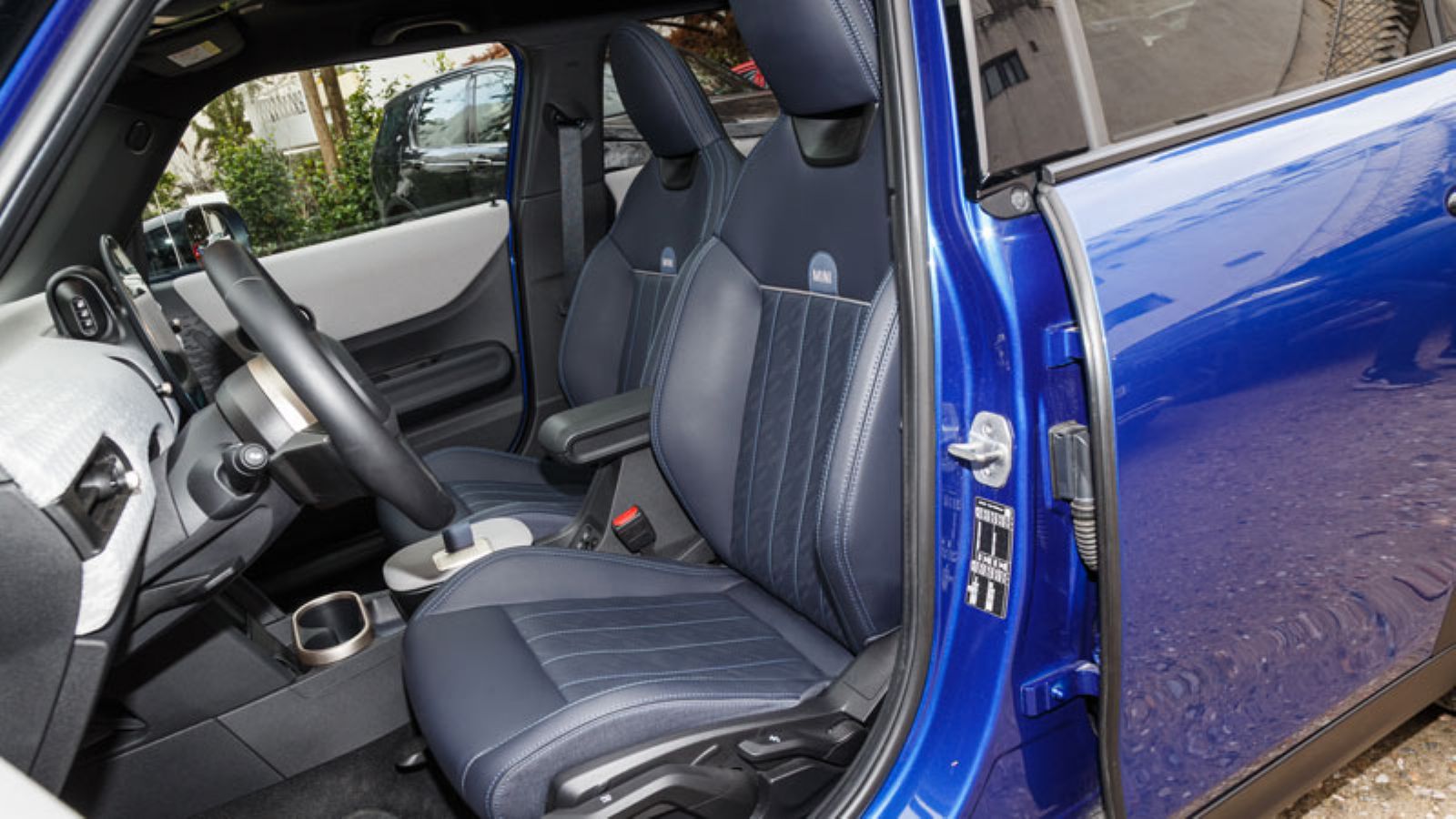 Τα εμπρός καθίσματα του MINI Cooper 5D