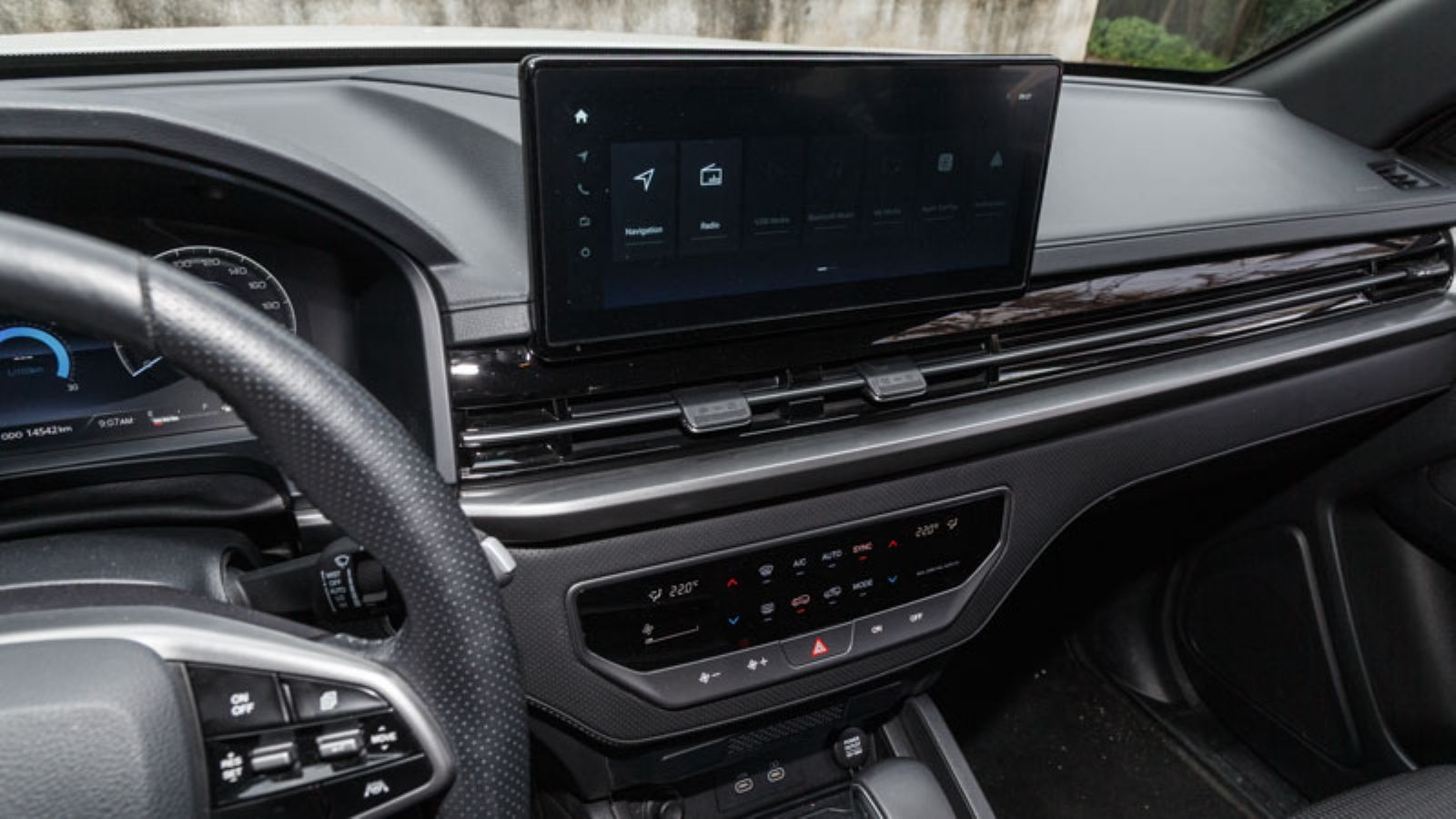 Η οθόνη αφής του συστήματος infotainment του KGM Musso Grand