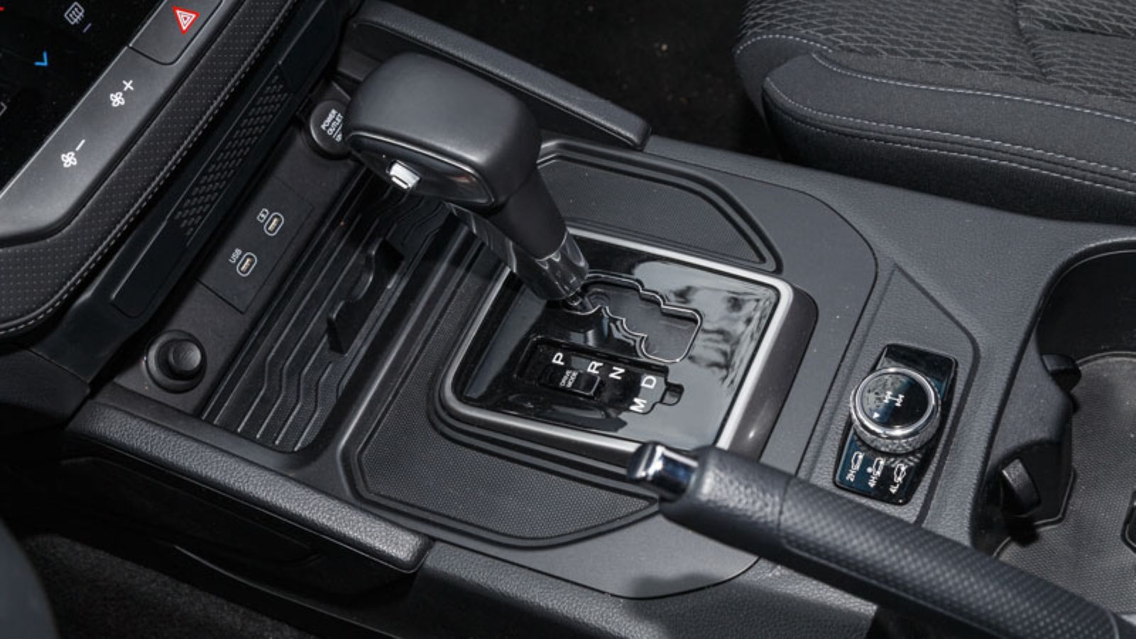 Ο επιλογέας ταχυτήτων και η κεντρική κονσόλα του KGM Musso Grand