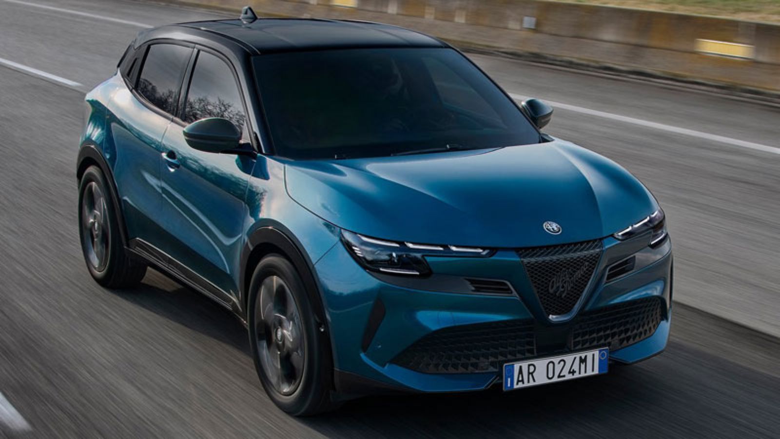 Η Alfa Romeo Junior Ibrida από την εμπρός δεξιά γωνία