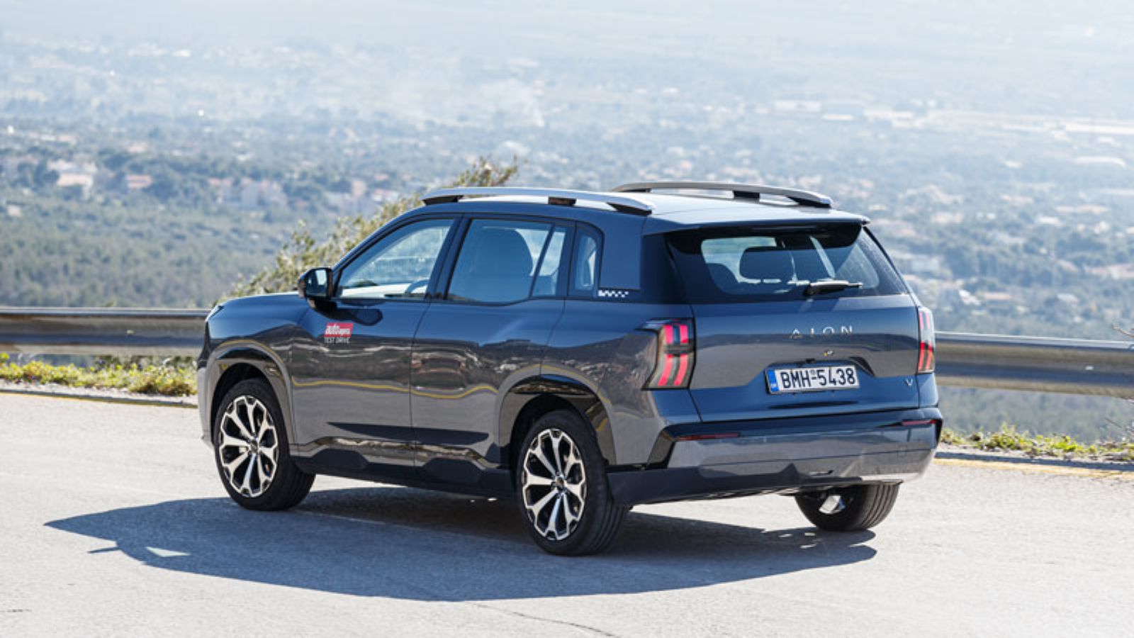 Το AION V σε στροφή, από το πίσω αριστερό μέρος