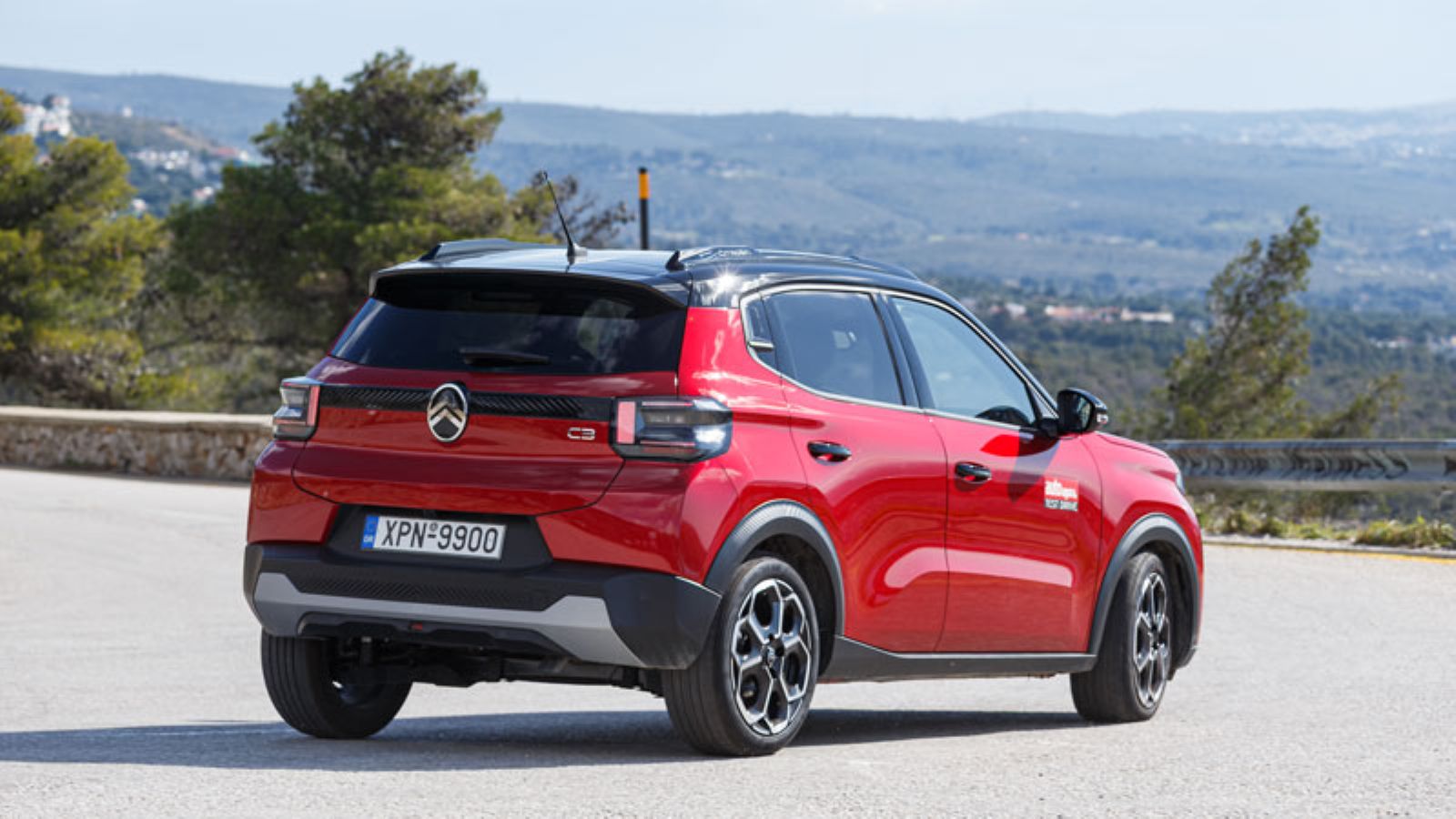 Το Citroen C3 από την πίσω δεξιά πλευρά, σε στροφή