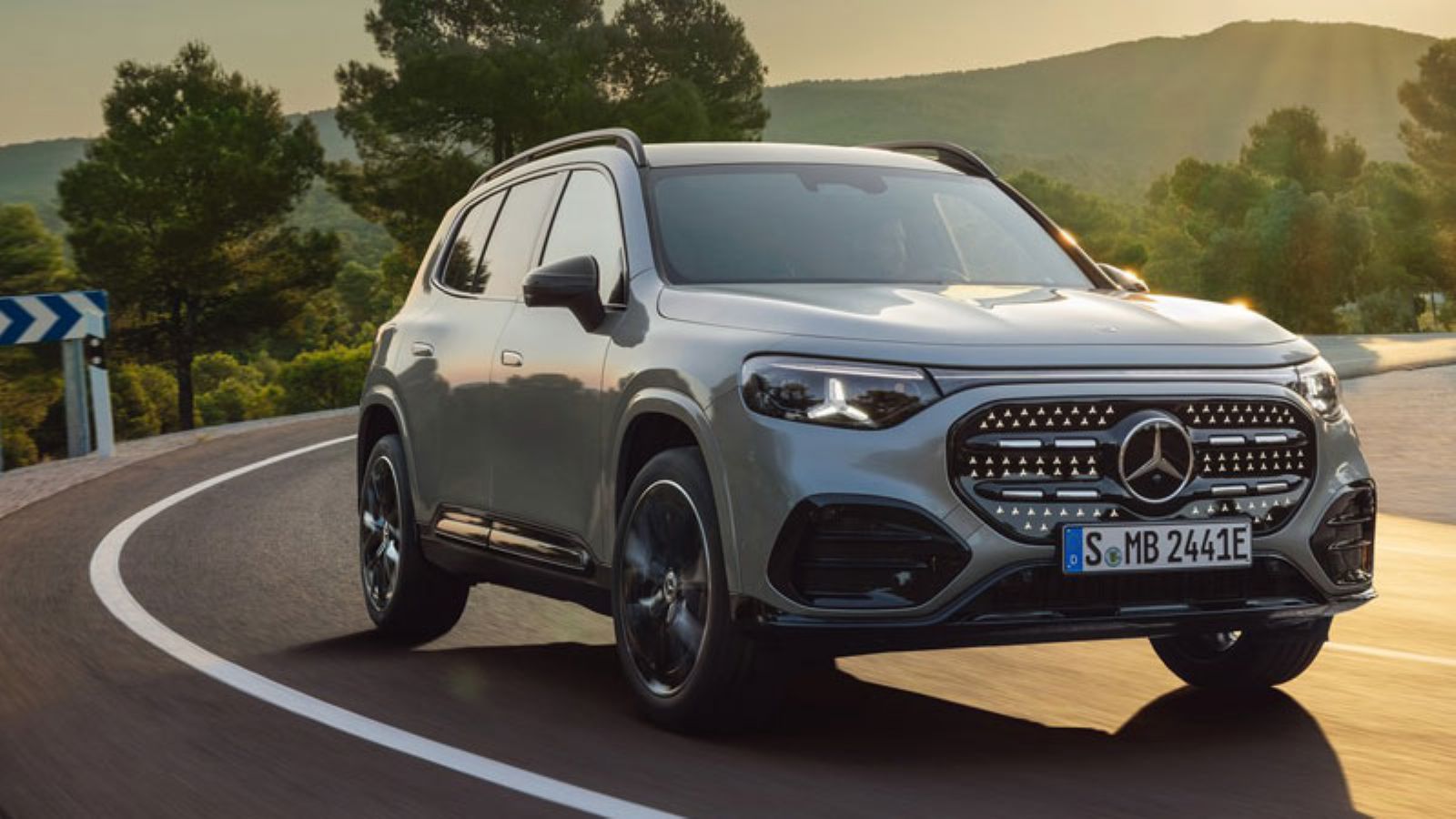 Η Mercedes GLB από την εμπρός δεξιά γωνία, σε κίνηση