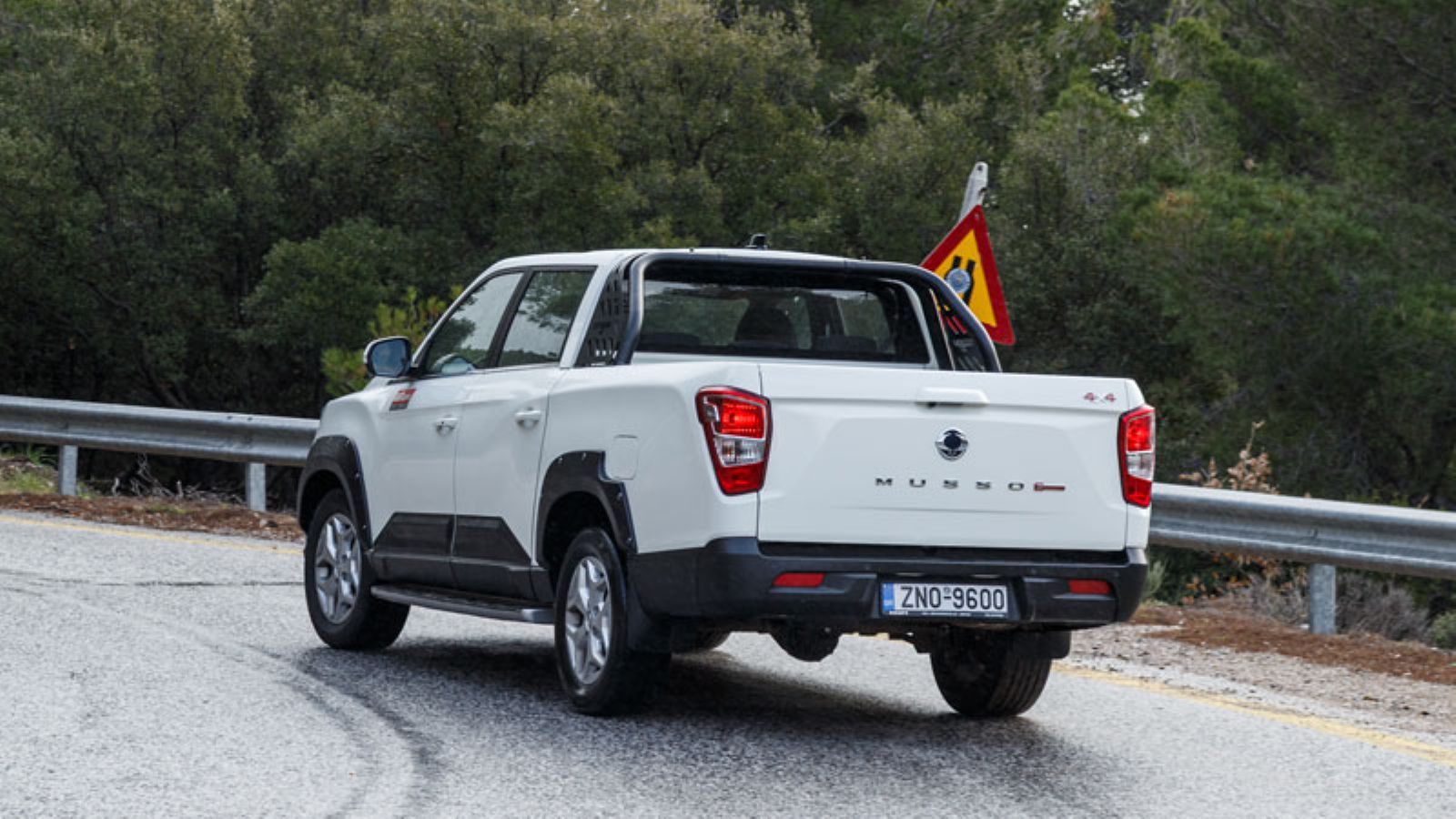 Το KGM Musso Grand σε στροφή, πίσω αριστερή γωνία