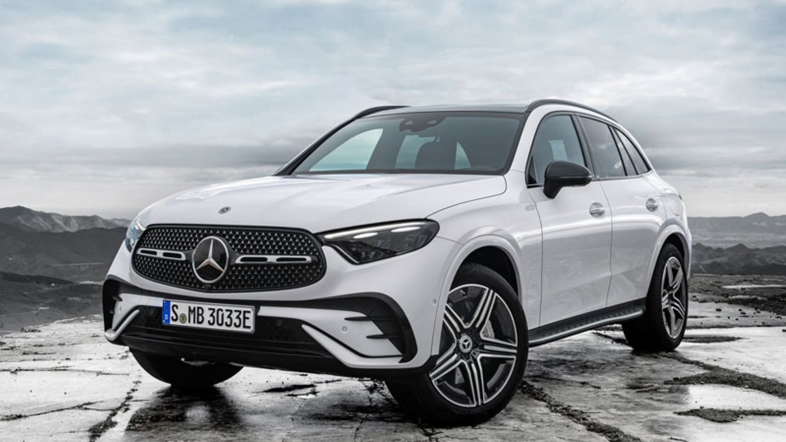 Η Mercedes GLC από την εμπρός αριστερή γωνία