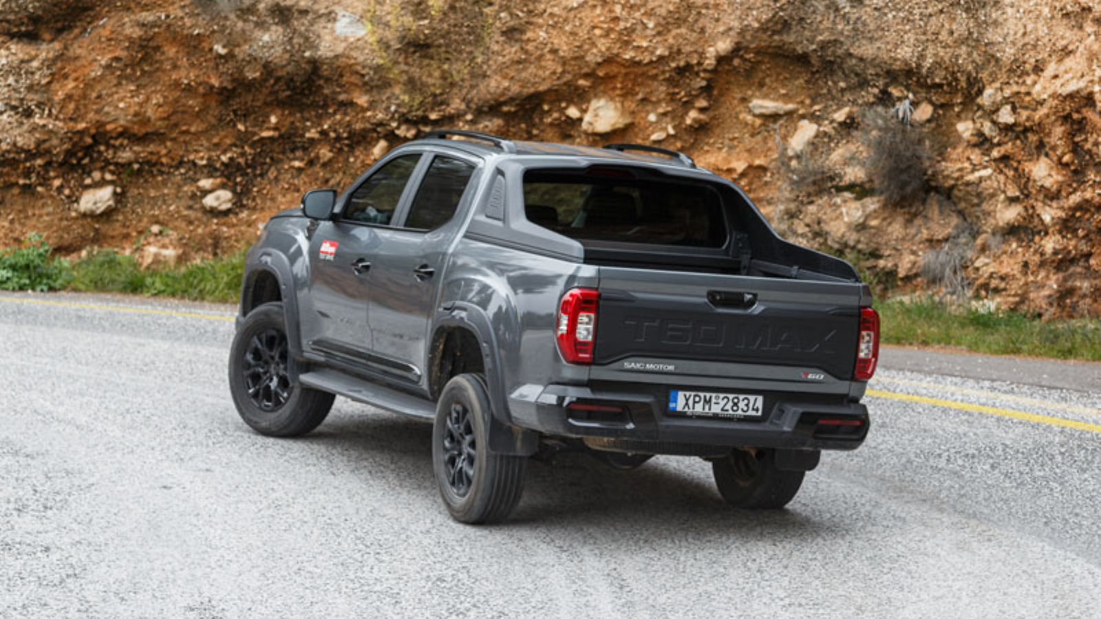 Το Maxus T60 Max από πίσω, σε στροφή