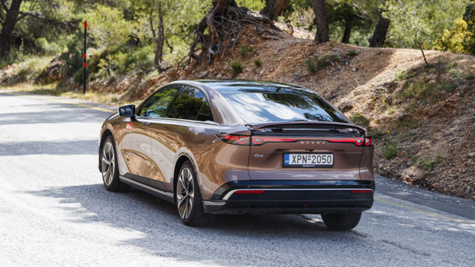 Το Mazda 6e από την πίσω δεξιά πλευρά, εν κινήσει