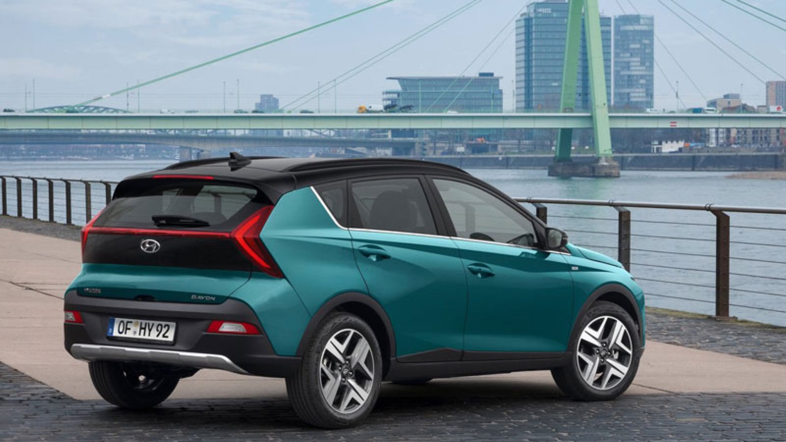 Το Hyundai Bayon σταματημένο, από την πίσω δεξιά γωνία