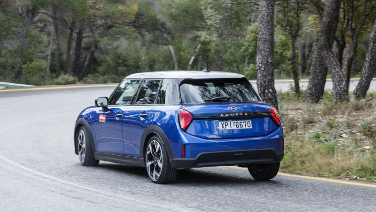 Το MINI Cooper 5D από πίσω σε στροφή