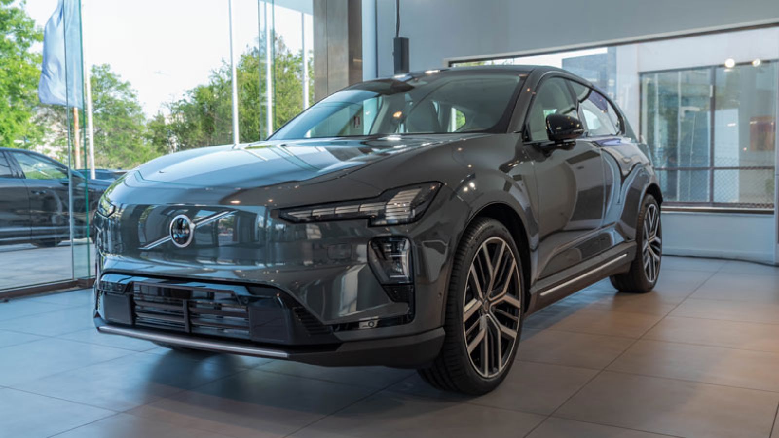 Το Volvo EX60 από την εμπρός αριστερή πλευρά