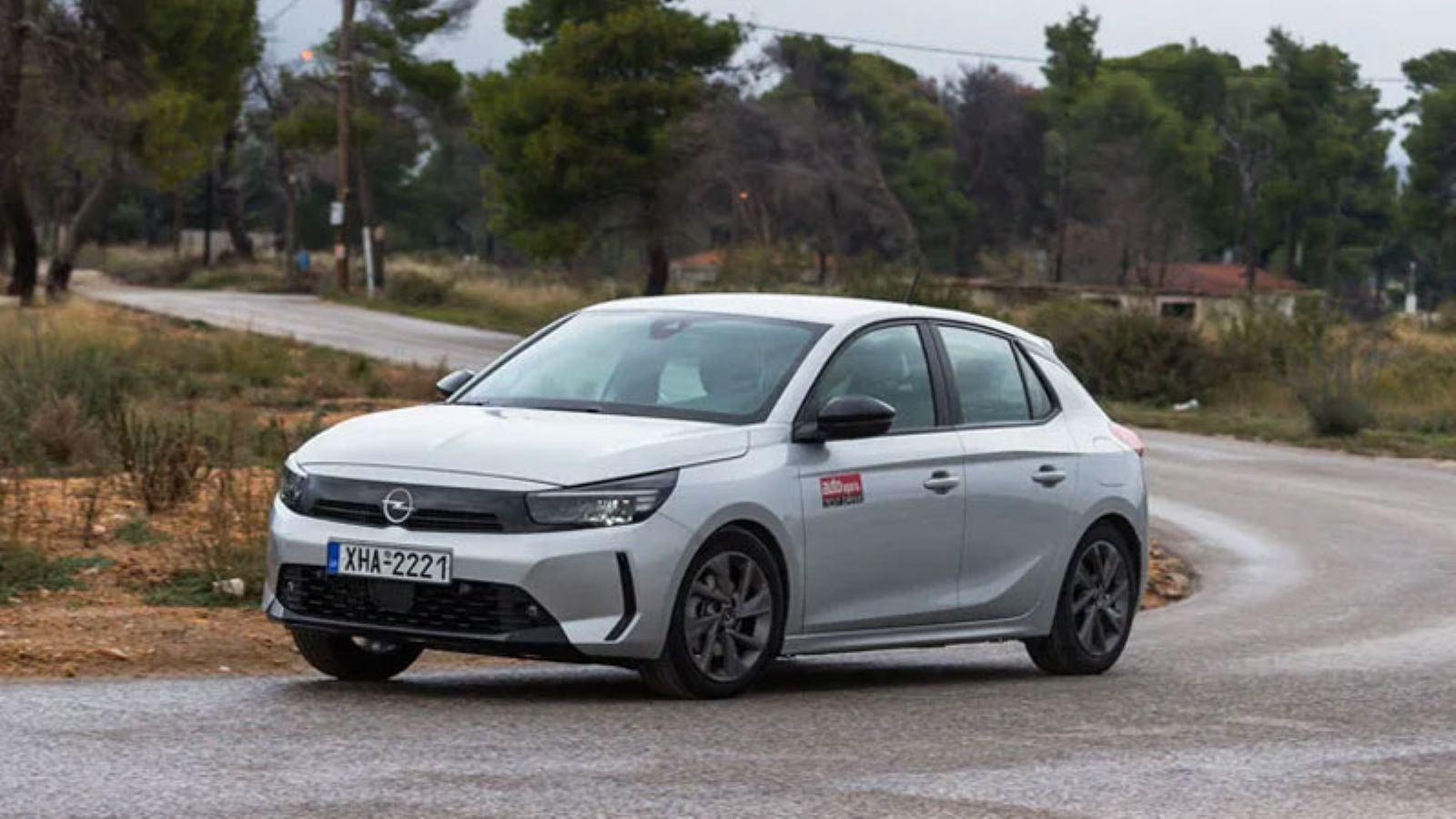 Το Opel Corsa από την εμπρός αριστερή πλευρά, εν κινήσει