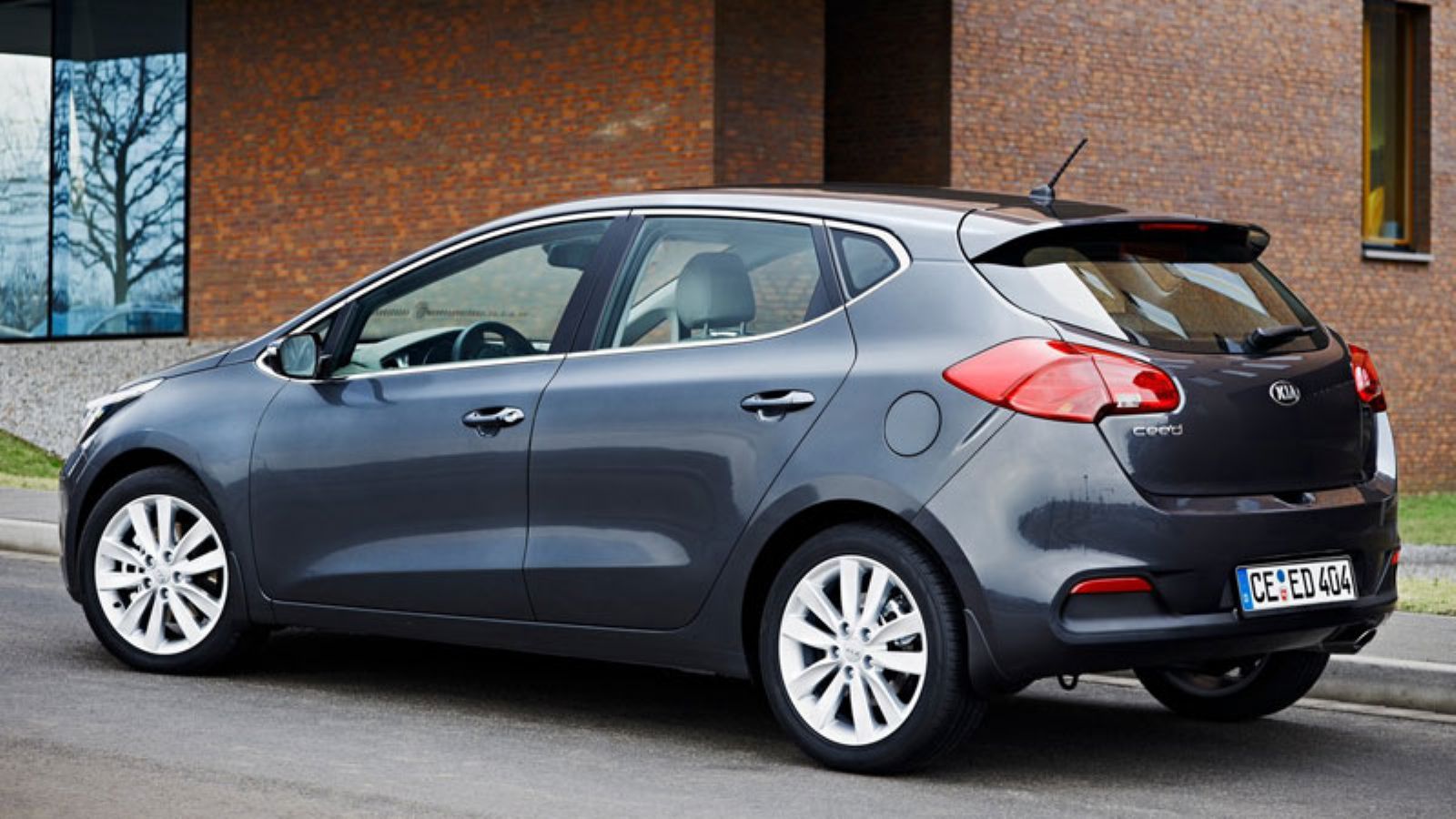 Το Kia Ceed σταθμευμένο από πίσω, αριστερή γωνία