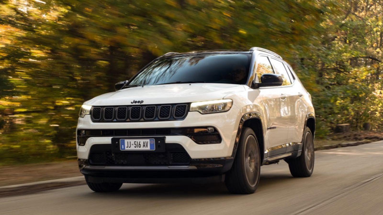 Το Jeep Compass σε δρόμο με άσφαλτο