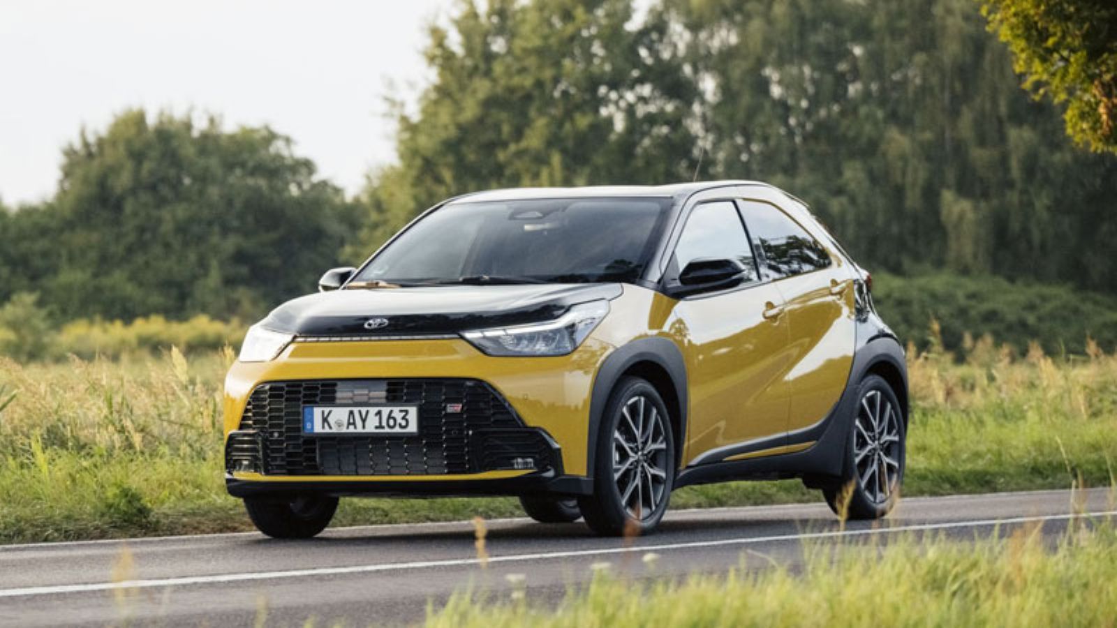 Το Toyota Aygo X Hybrid από το εμπρός μέρος, αριστερή γωνία