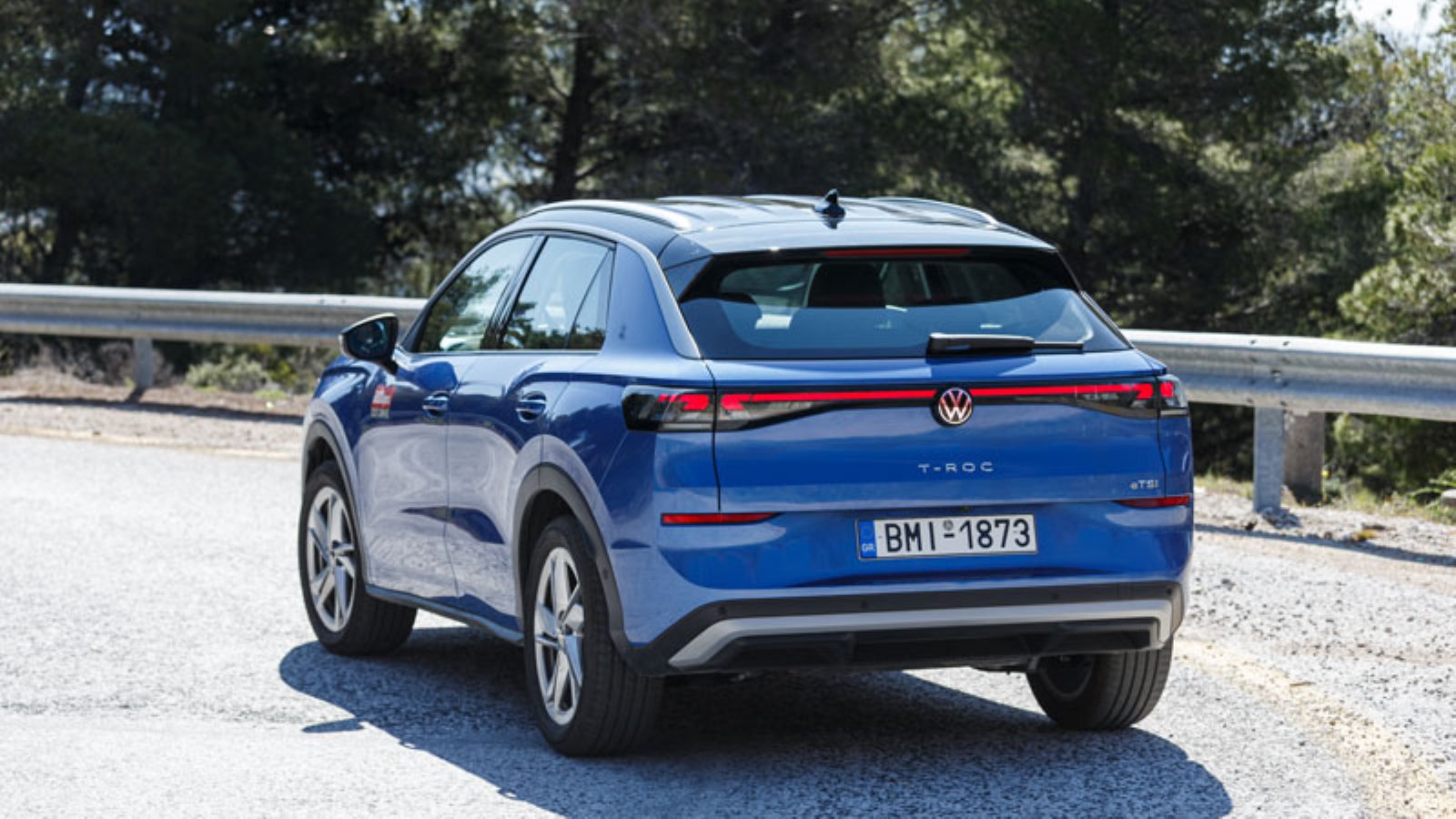 Το VW T-Roc από το πίσω αριστερά μέρος, σε στροφή