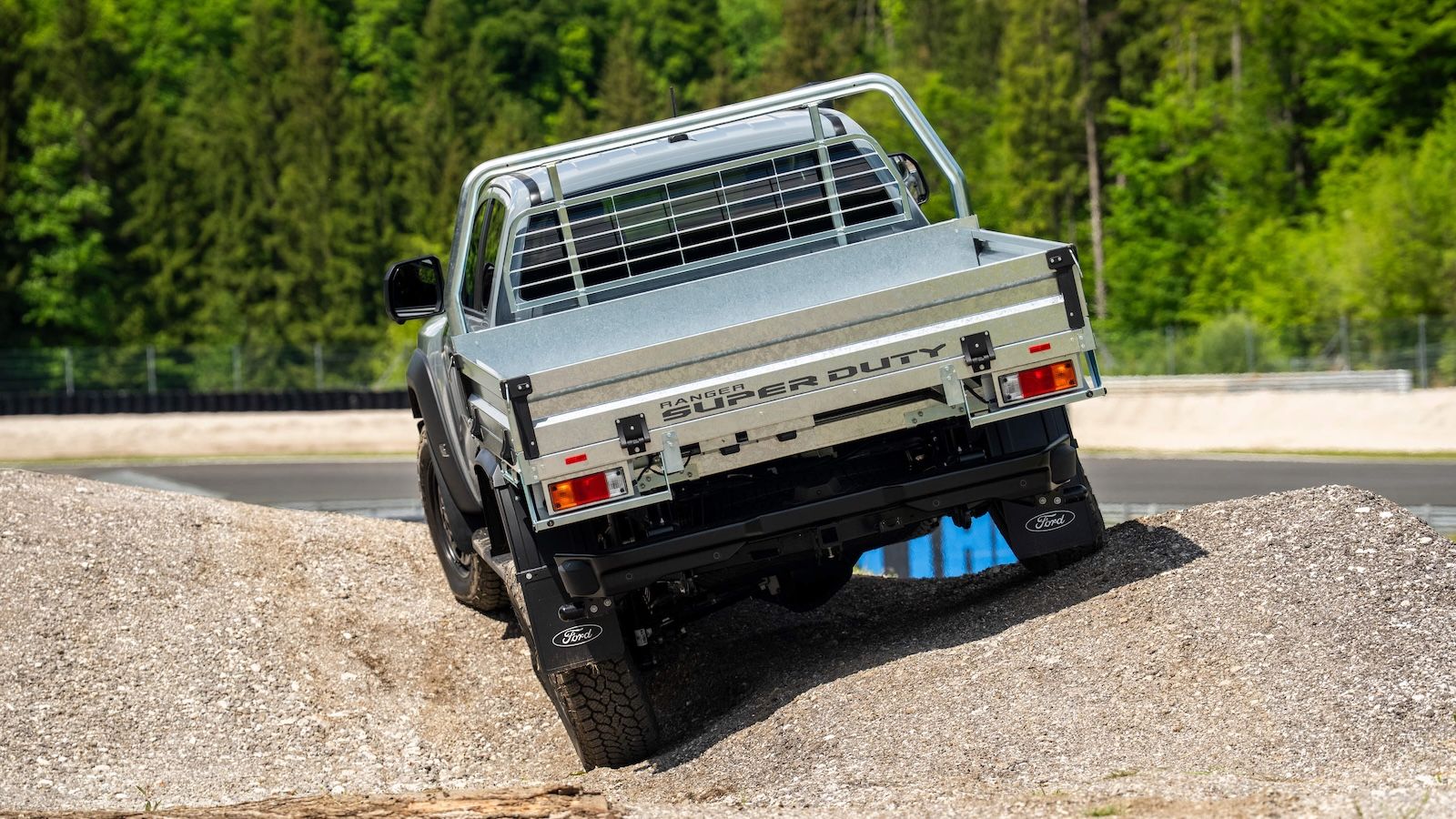 Το Ranger Super Duty έχει ωφέλιμο φορτίο στην καρότσα 1.982 κιλά