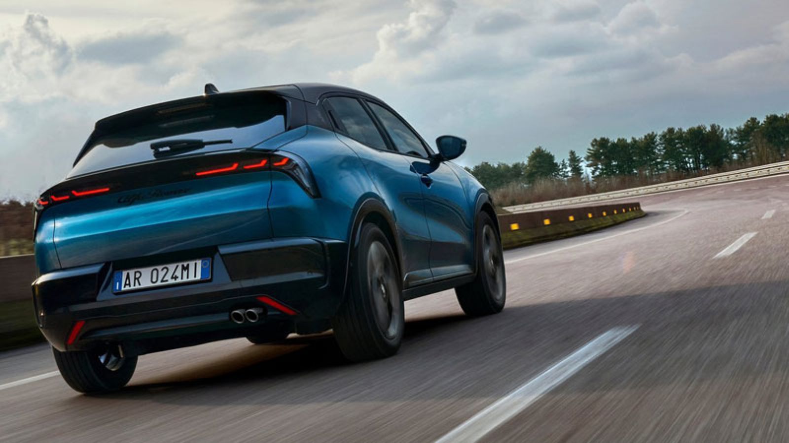 Η Alfa Romeo Junior Ibrida από την πίσω δεξιά γωνία