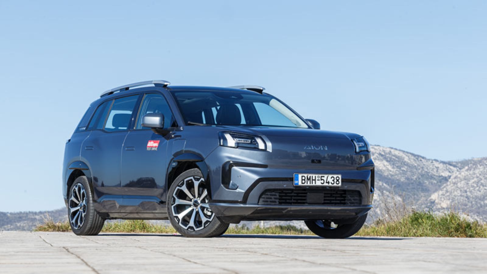 Το AION V ακίνητο, από την εμπρός δεξιά πλευρά