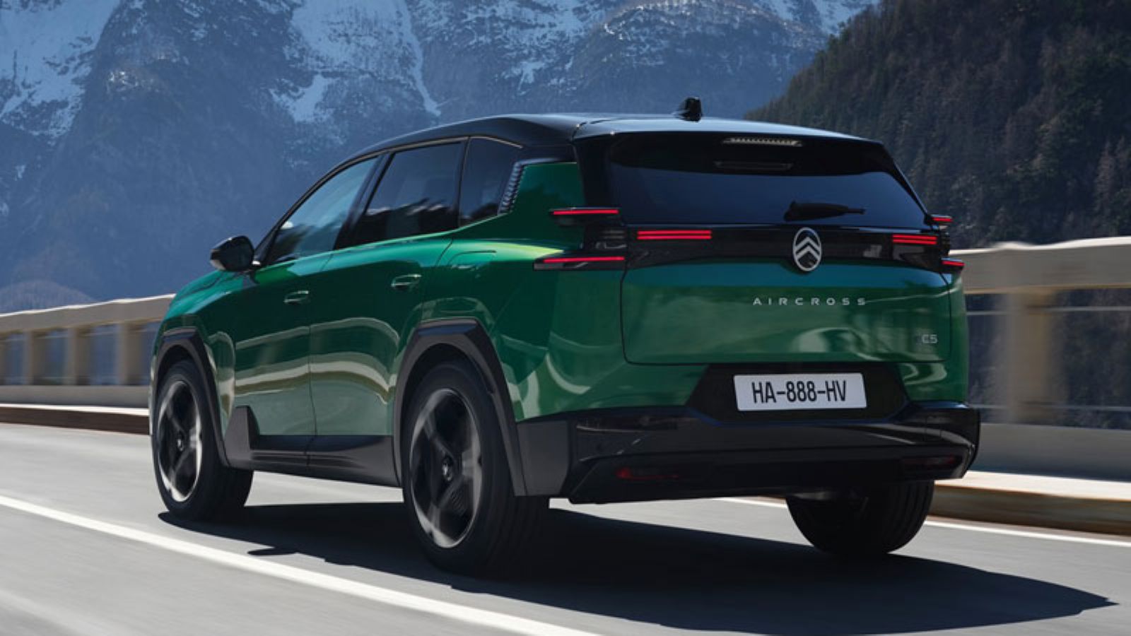 Το Citroen C5 Aircross από την πίσω αριστερή γωνία