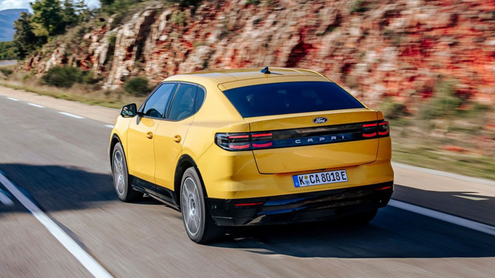 Το Ford Capri εν κινήσει, από το πίσω μέρος
