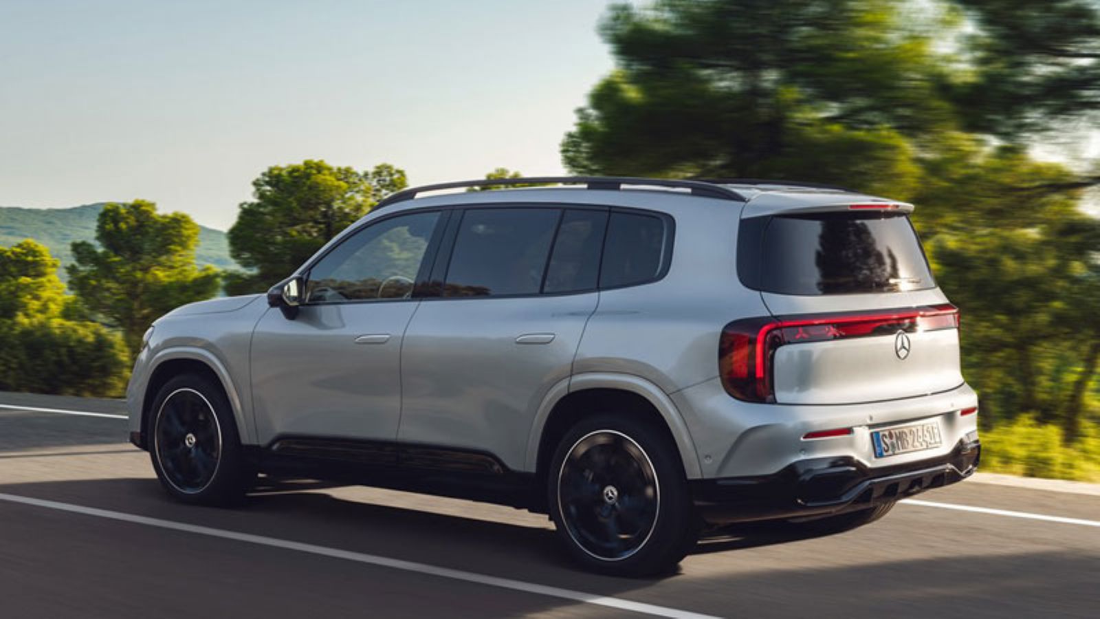 Η Mercedes GLB από την πίσω αριστερή γωνία, σε κίνηση