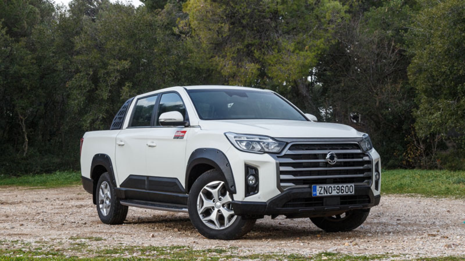 Το KGM Musso Grand από την εμπρός δεξιά γωνία