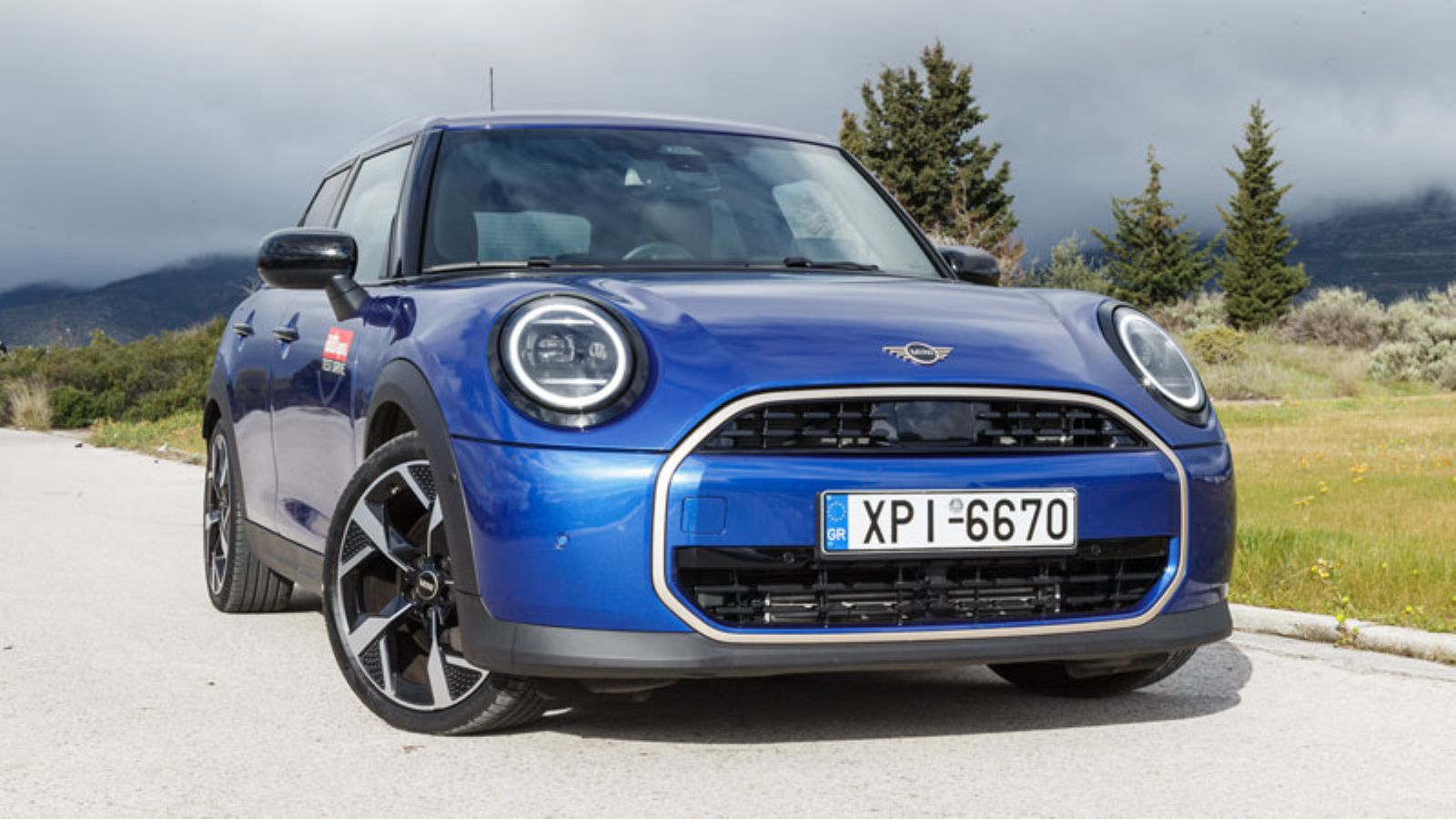 Το MINI Cooper 5D από την εμπρός δεξιά γωνία